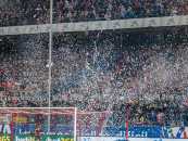 Il Frente Atlético protesta nel match contro il Barça