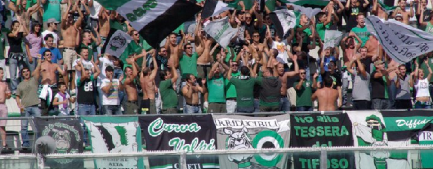 Chieti, gli ultras ripuliscono la curva