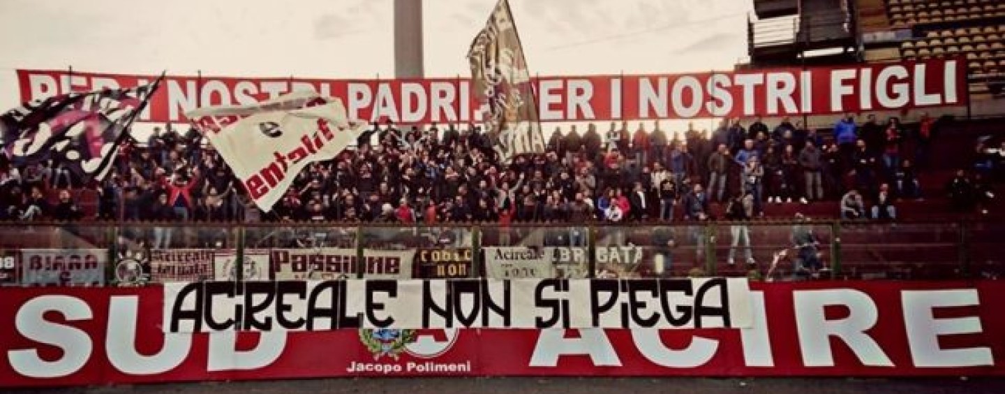 Acireale-Fc Messina, striscioni degli ultras acesi contro il gruppo “Testi Fracidi”