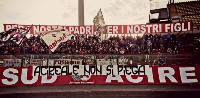 Acireale-Fc Messina, striscioni degli ultras acesi contro il gruppo “Testi Fracidi”